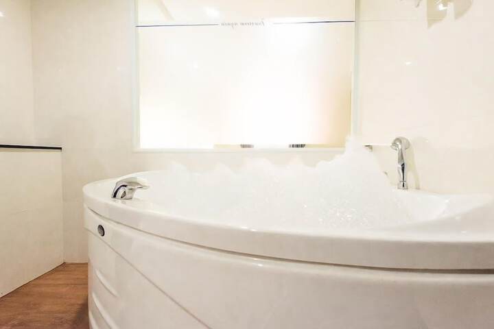 Jetted tub