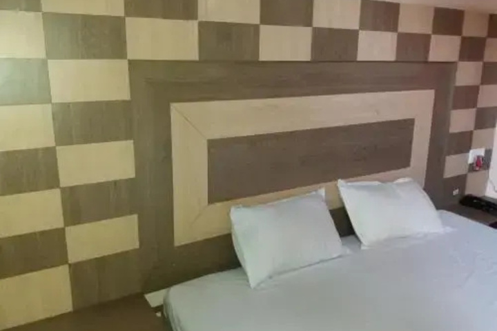 Room 6 of 8