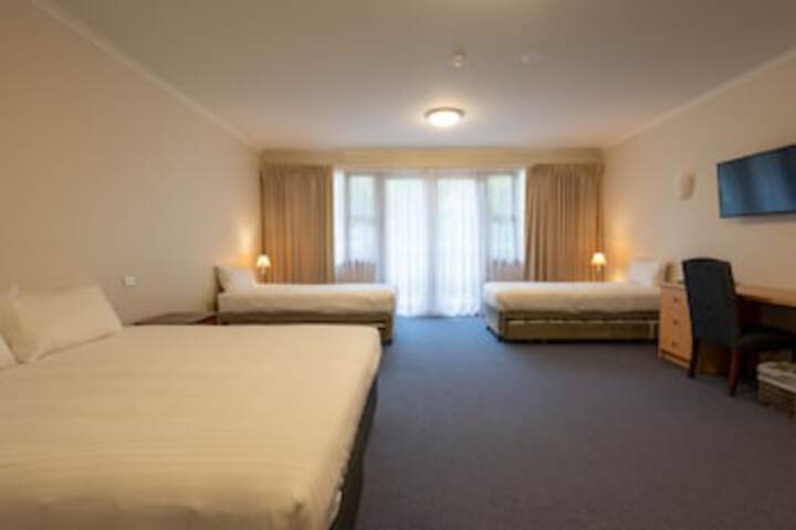 Room 40 of 210