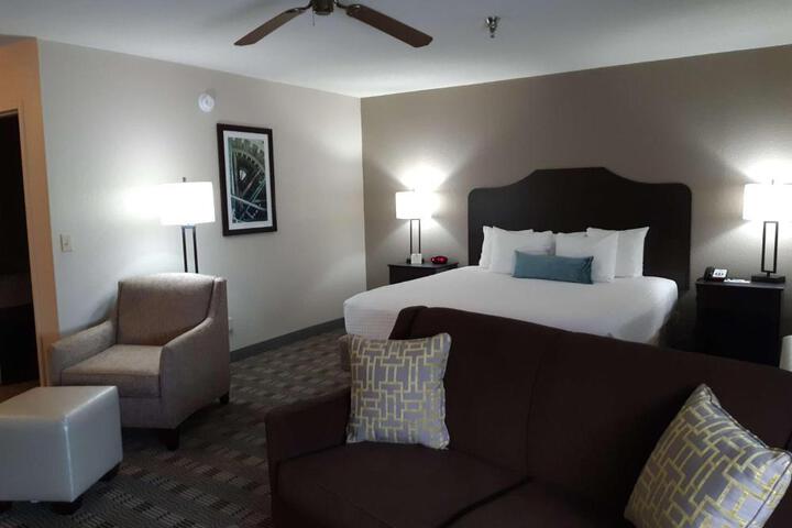 1 King Bed Mobility Accessible Communication Assistance Roll in Shower Full Breakfast (4 of 13)