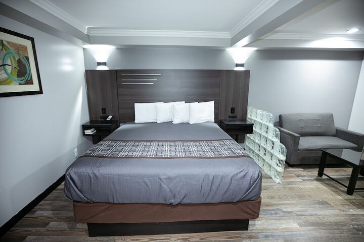 1 King Bed (17 of 21)