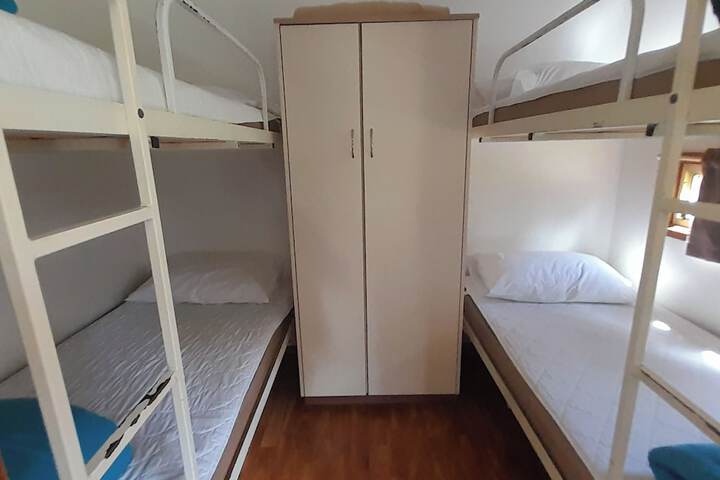 Room 10 of 151