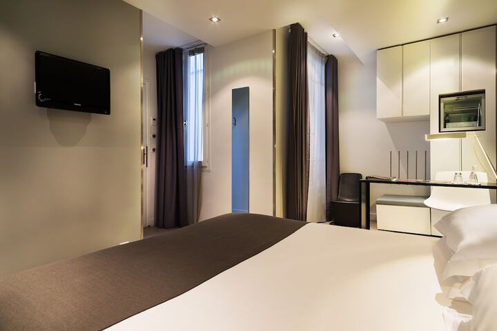 Room 10 of 32