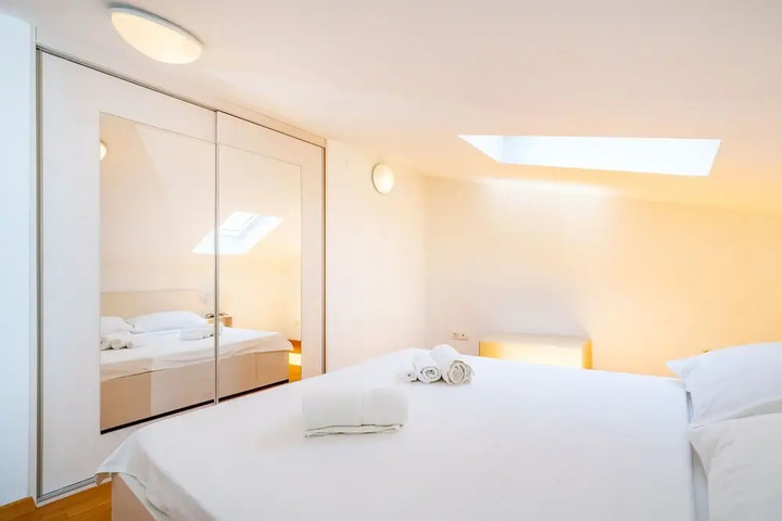 Room 4 of 18