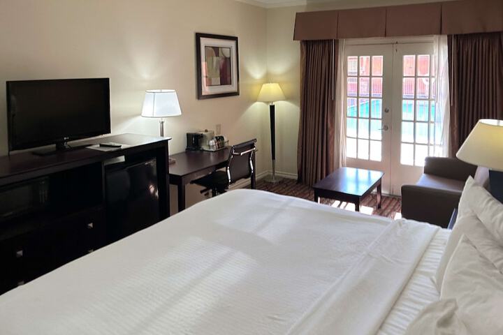 1 King Bed (3 of 6)
