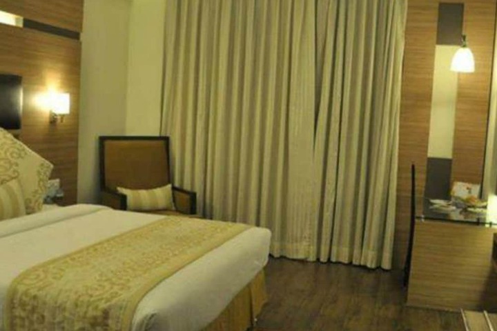 Room 10 of 34