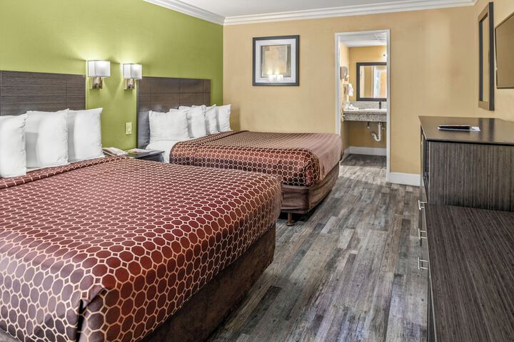 1 Queen Bed (9 of 9)
