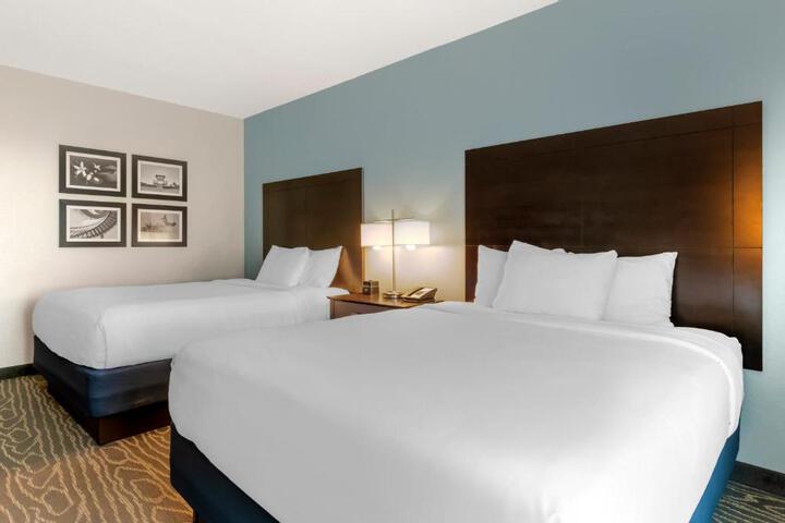 2 Queen Beds (1 of 11)