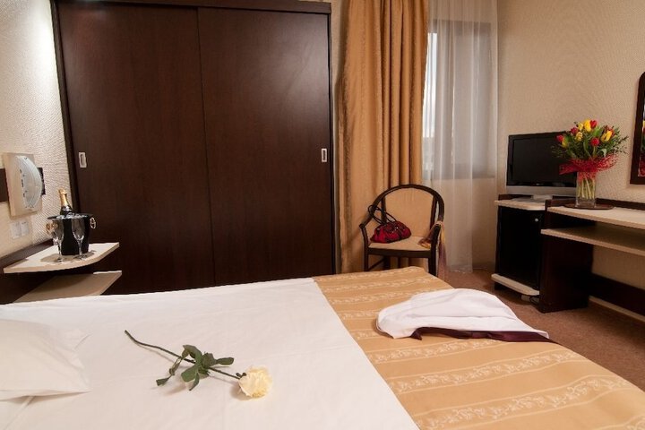 Room 4 of 33