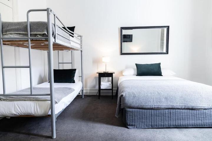 Room 6 of 17
