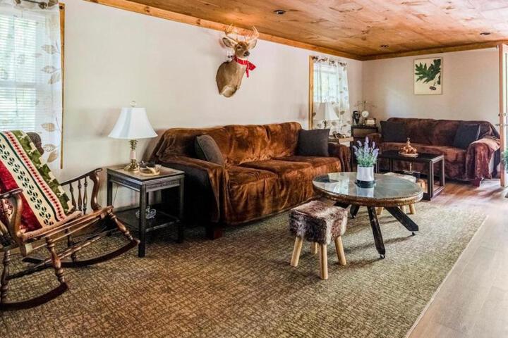 The Nook Lodge - cabin with hot tub at Shawnee and Camelback Mtn in East Stroudsburg, PA