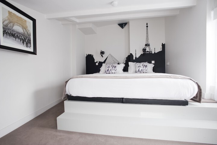 Room 6 of 33