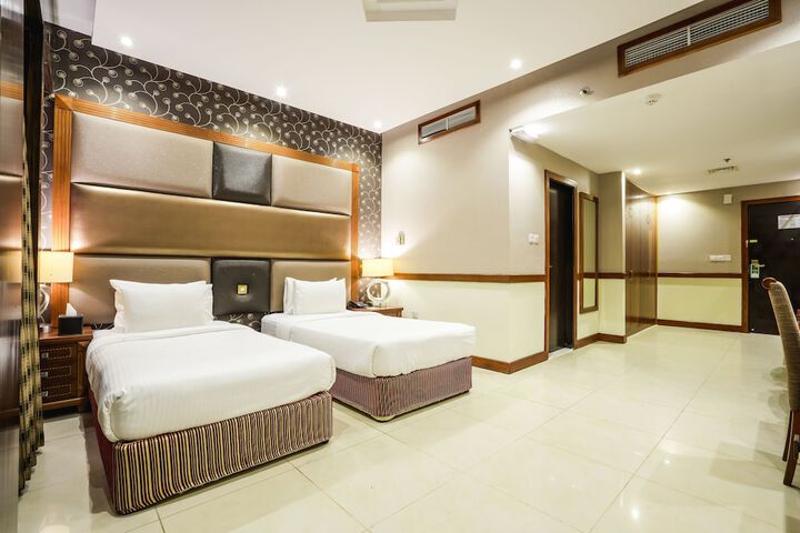 Room 28 of 86