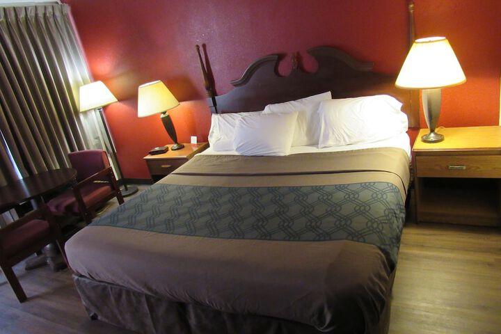 1 Queen Bed (11 of 18)