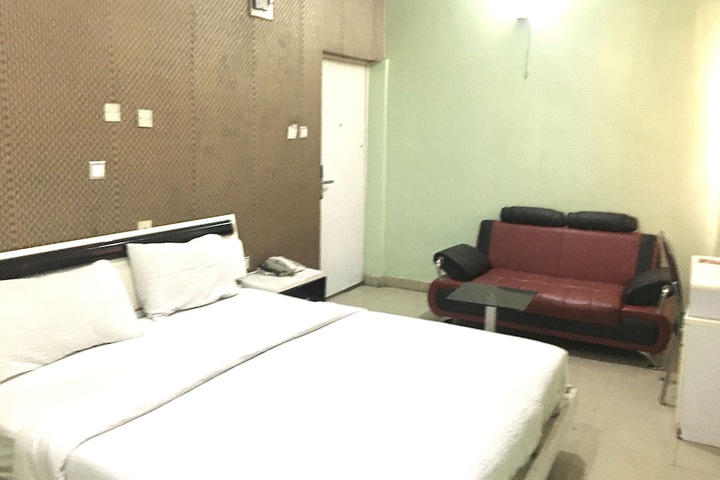 Room 12 of 28