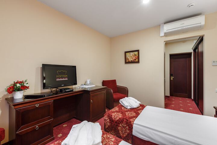 Room 10 of 38