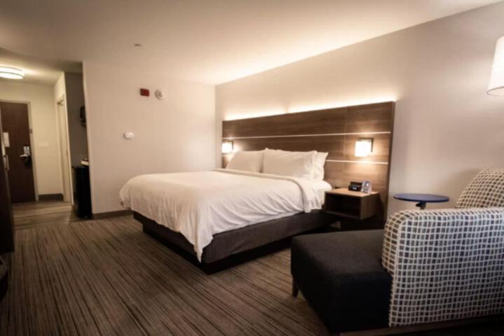 1 King Bed (5 of 14)