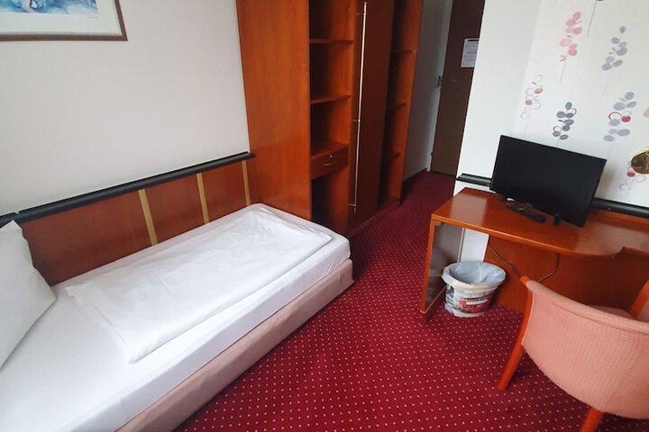 Room 12 of 34