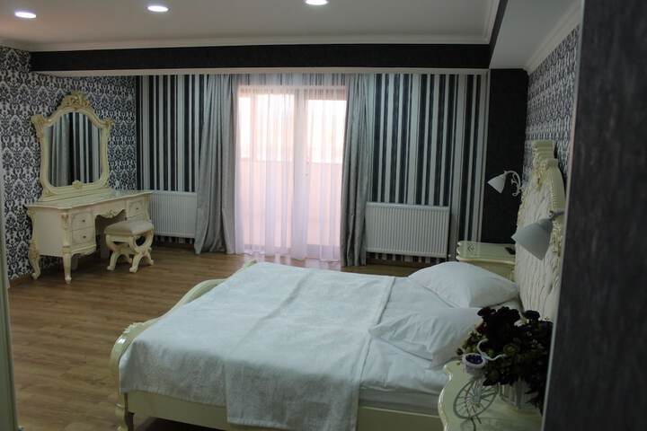 Room 8 of 33