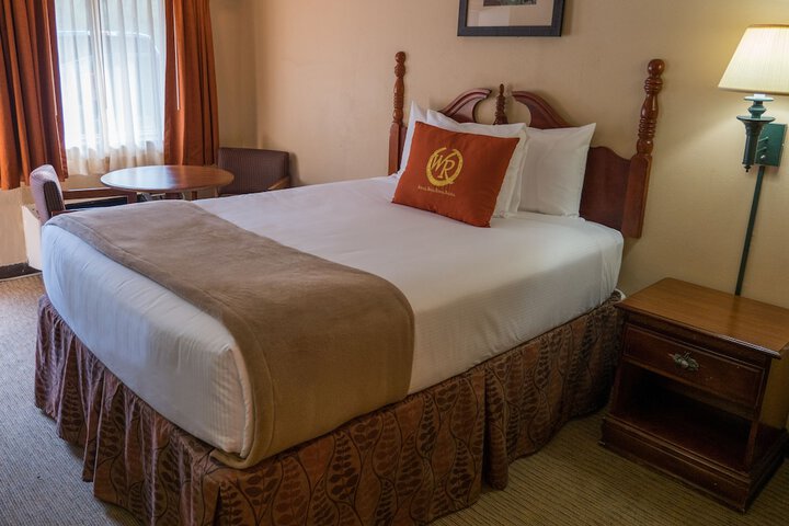 1 Queen Bed (20 of 22)