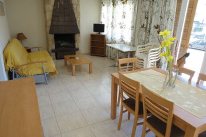 Room 4 of 9