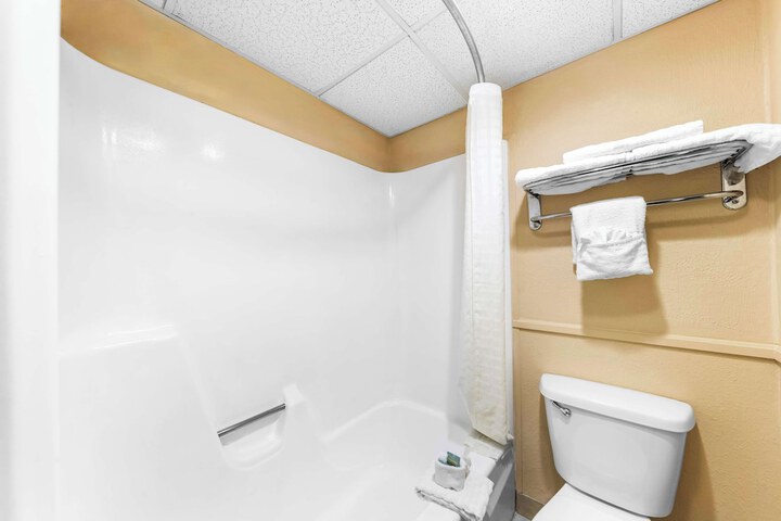 2 Double Beds Microwave and Refrigerator WiFi Full Breakfast (3 of 8)