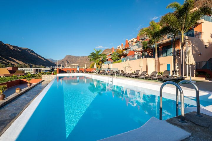 Hotel Pool