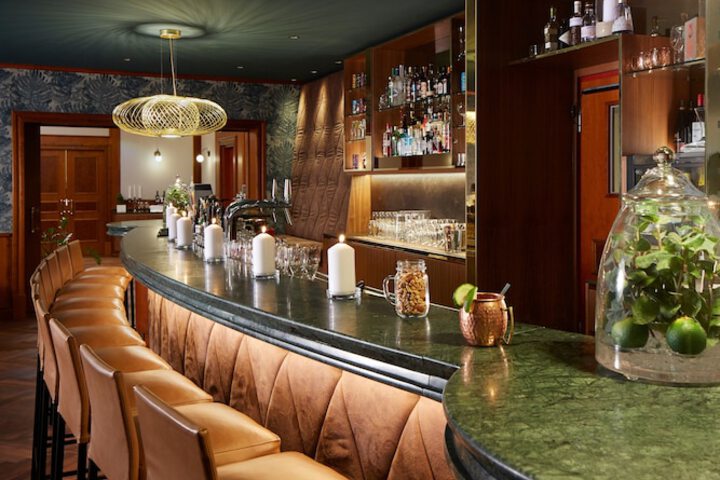 Lounge 51 of 62