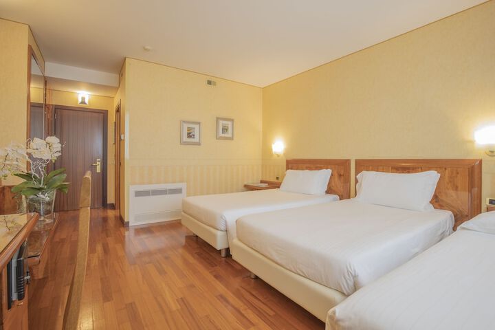 Room 9 of 34