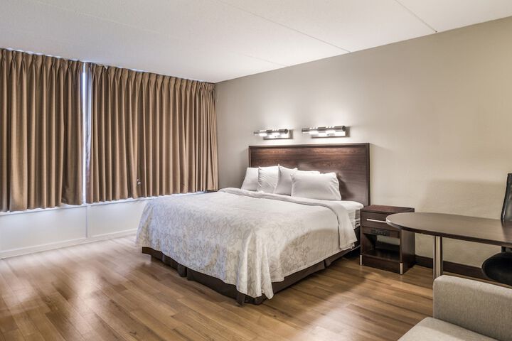 Premium King Bed (16 of 25)