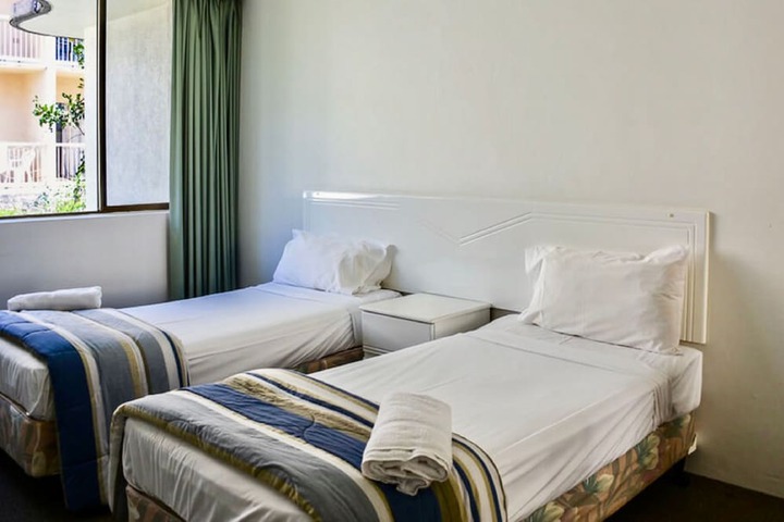 Room 4 of 40