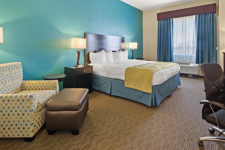 1 King Bed Pillowtop Bed Microwave and Refrigerator 42 Inch LCD Television Full Breakfast (6 of 6)