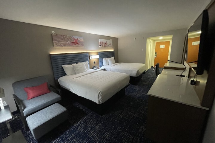 2 Queen Beds (6 of 13)