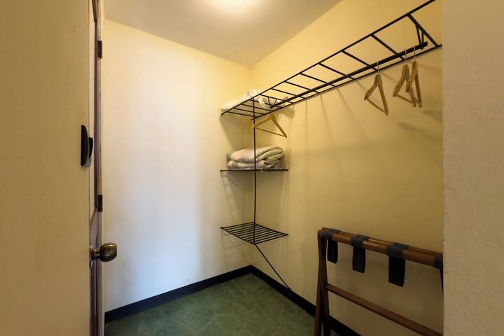 Room 34 of 172