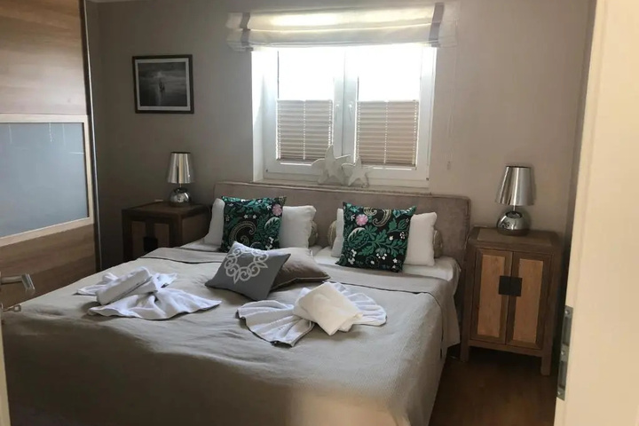 Room 4 of 8