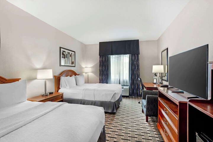 2 Queen Beds Desk Microwave, Refrigerator WiFi Full Breakfast (5 of 10)