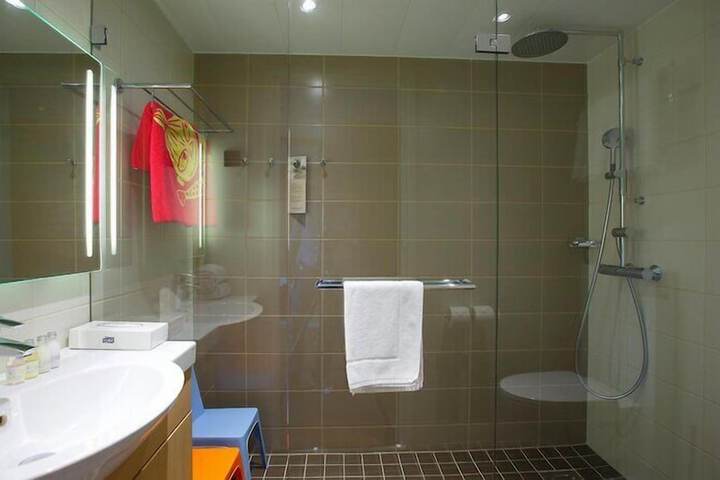 Room 62 of 168