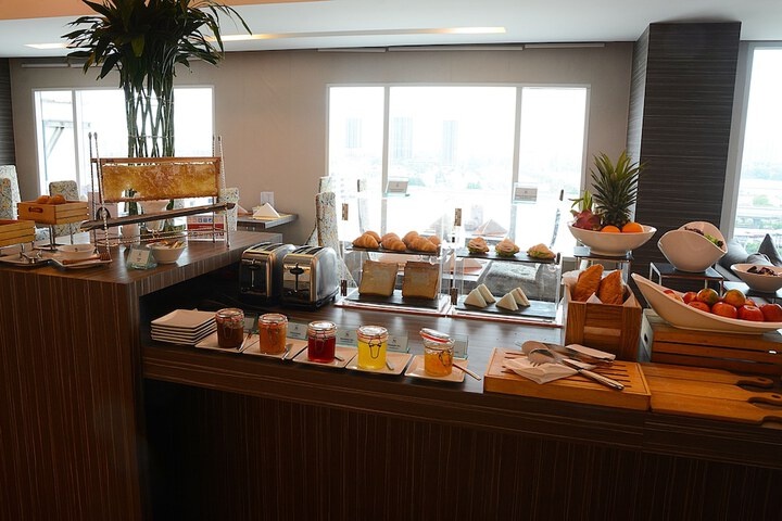 Lounge 103 of 116