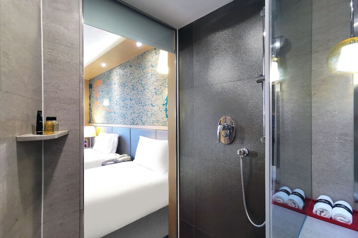 Room 65 of 156