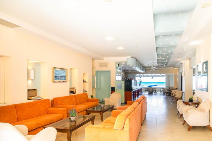 Lounge 48 of 62