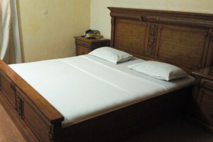 Room 7 of 12