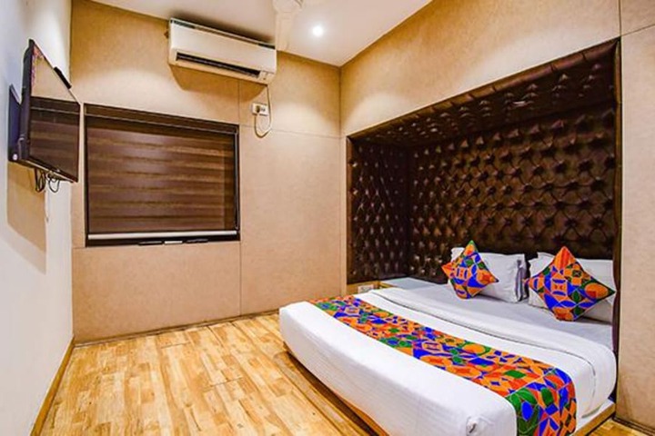 Room 13 of 36