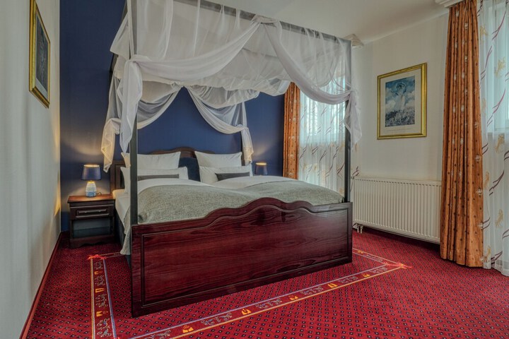 Room 32 of 77