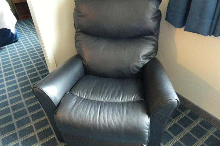 Executive King Bed (4 of 5)
