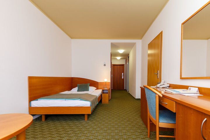 Room 11 of 87