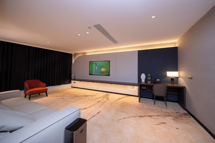 Room 73 of 148