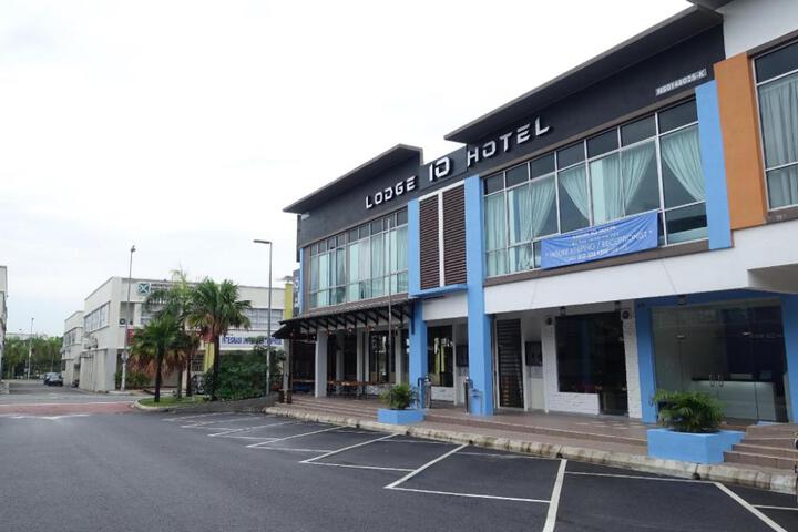 Lodge 10 Hotel
