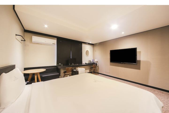 Room 12 of 42