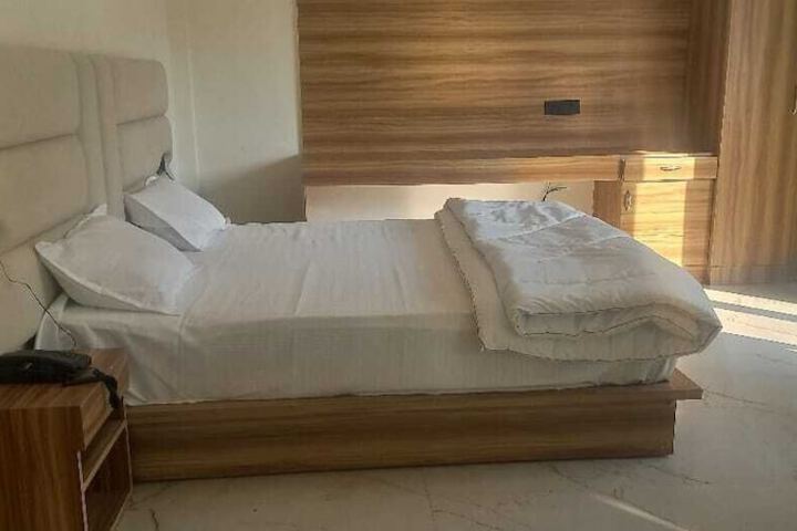 Room 6 of 18
