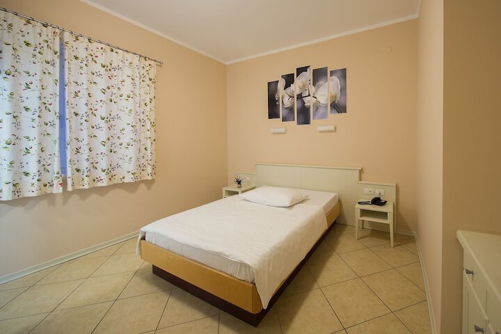Room 13 of 30